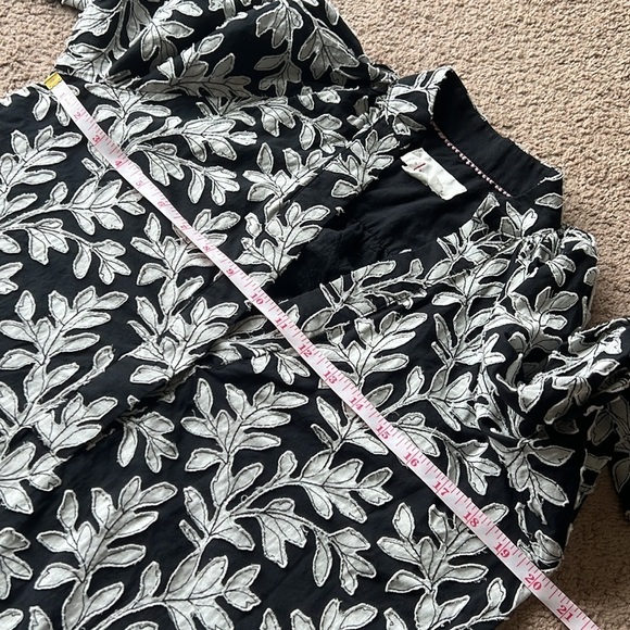 By Anthropologie Popover Leaf Printed Black White V Neck Blouse - Picture 10 of 11